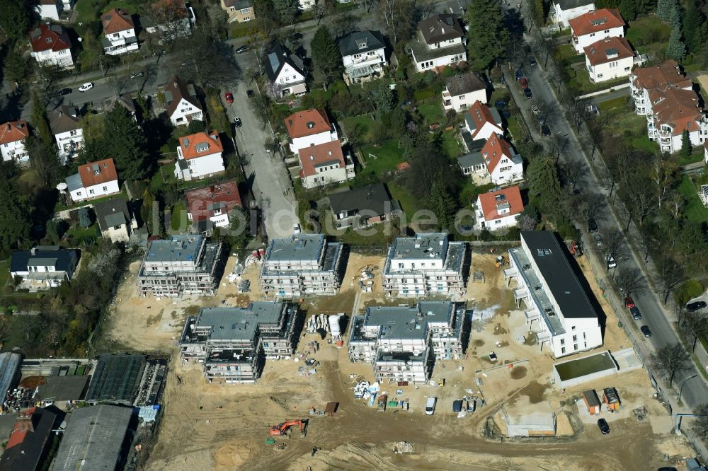 Luftaufnahme Berlin - Baustelle zum Neubau einer Mehrfamilienhaus- Wohnanlage der Schmohl + Sohn Bauunternehmung GmbH an der Sundgauer Straße - Schlettstadter Straße in Berlin Zehlendorf