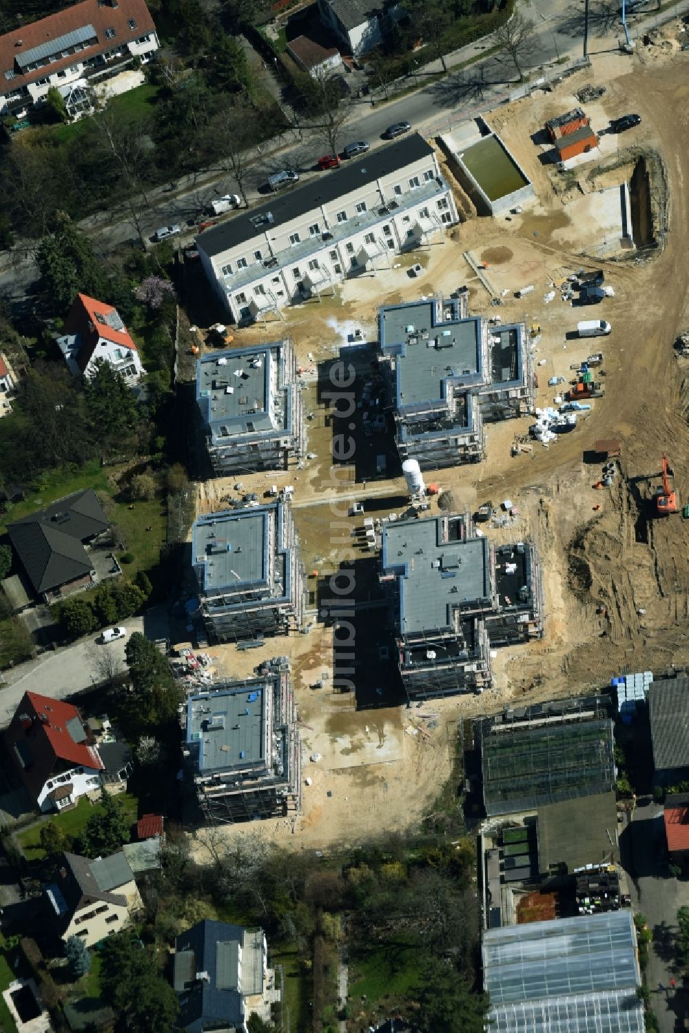 Berlin aus der Vogelperspektive: Baustelle zum Neubau einer Mehrfamilienhaus- Wohnanlage der Schmohl + Sohn Bauunternehmung GmbH an der Sundgauer Straße - Schlettstadter Straße in Berlin Zehlendorf