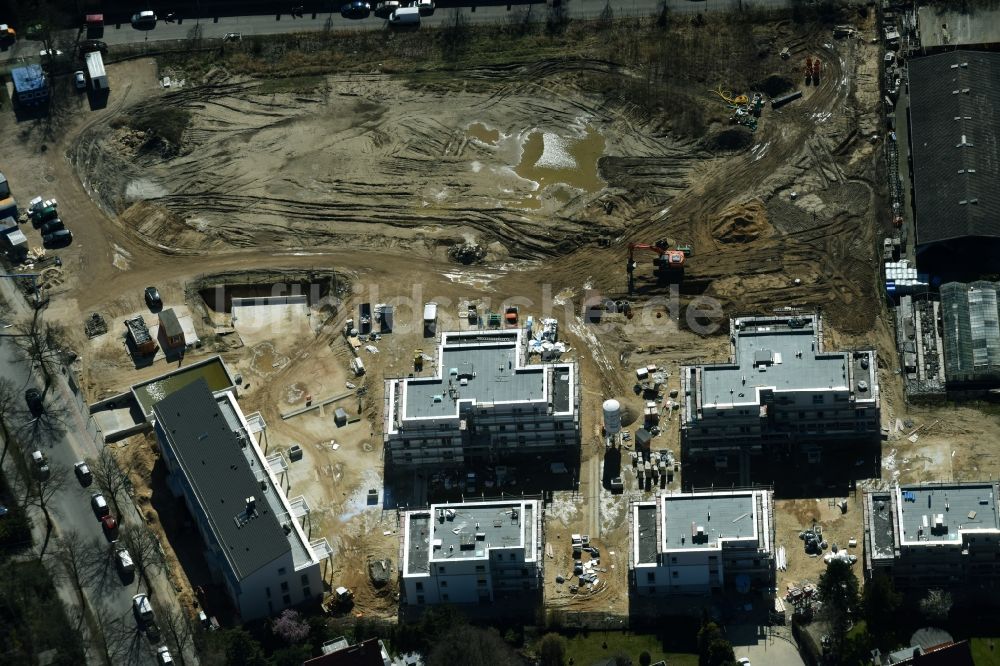 Luftbild Berlin - Baustelle zum Neubau einer Mehrfamilienhaus- Wohnanlage der Schmohl + Sohn Bauunternehmung GmbH an der Sundgauer Straße - Schlettstadter Straße in Berlin Zehlendorf