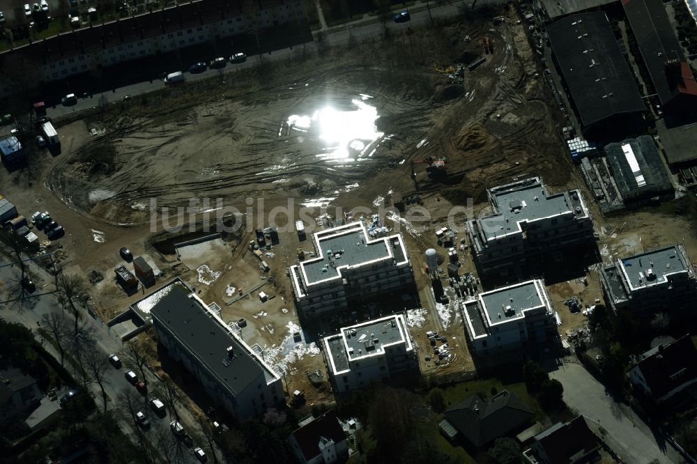 Luftaufnahme Berlin - Baustelle zum Neubau einer Mehrfamilienhaus- Wohnanlage der Schmohl + Sohn Bauunternehmung GmbH an der Sundgauer Straße - Schlettstadter Straße in Berlin Zehlendorf