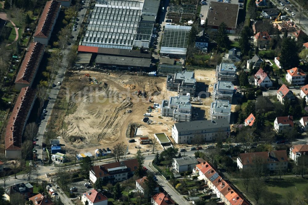 Luftbild Berlin - Baustelle zum Neubau einer Mehrfamilienhaus- Wohnanlage der Schmohl + Sohn Bauunternehmung GmbH an der Sundgauer Straße - Schlettstadter Straße in Berlin Zehlendorf