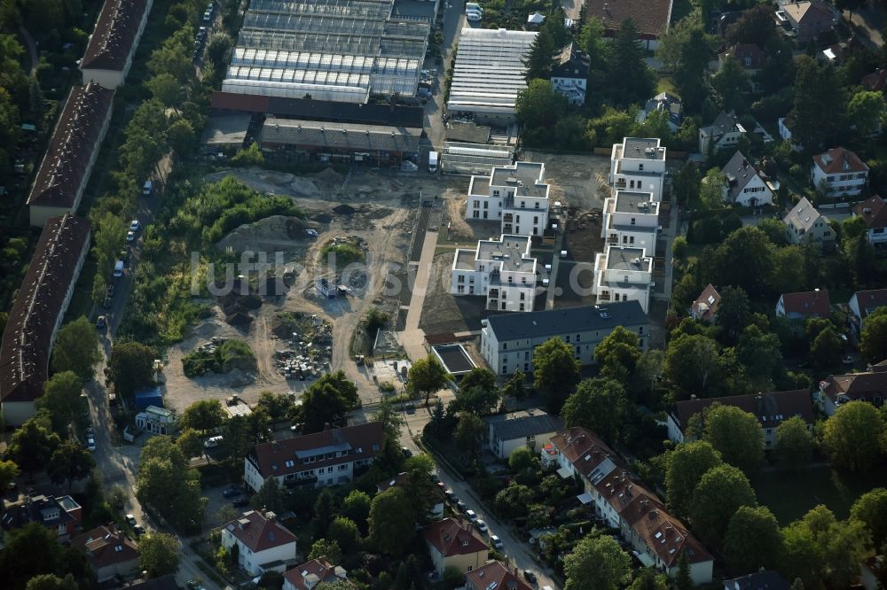 Luftbild Berlin - Baustelle zum Neubau einer Mehrfamilienhaus- Wohnanlage der Schmohl + Sohn Bauunternehmung GmbH an der Sundgauer Straße - Schlettstadter Straße in Berlin Zehlendorf