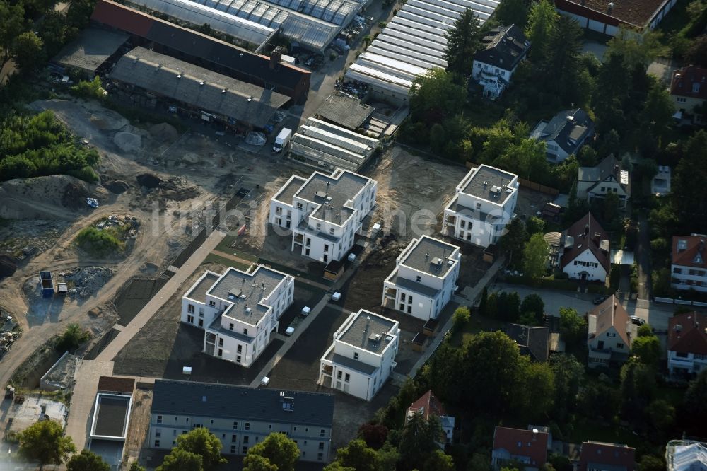 Luftaufnahme Berlin - Baustelle zum Neubau einer Mehrfamilienhaus- Wohnanlage der Schmohl + Sohn Bauunternehmung GmbH an der Sundgauer Straße - Schlettstadter Straße in Berlin Zehlendorf