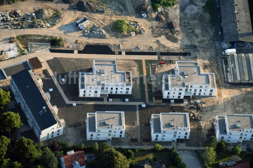 Berlin von oben - Baustelle zum Neubau einer Mehrfamilienhaus- Wohnanlage der Schmohl + Sohn Bauunternehmung GmbH an der Sundgauer Straße - Schlettstadter Straße in Berlin Zehlendorf