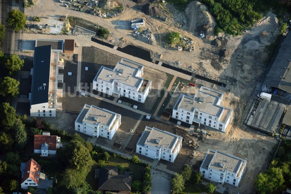 Berlin aus der Vogelperspektive: Baustelle zum Neubau einer Mehrfamilienhaus- Wohnanlage der Schmohl + Sohn Bauunternehmung GmbH an der Sundgauer Straße - Schlettstadter Straße in Berlin Zehlendorf