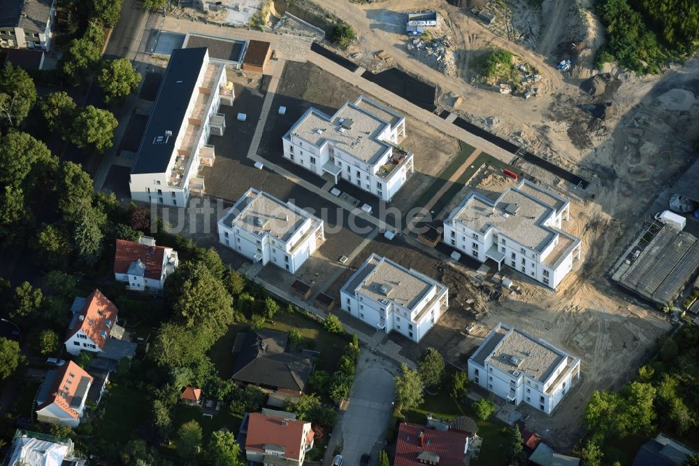 Luftbild Berlin - Baustelle zum Neubau einer Mehrfamilienhaus- Wohnanlage der Schmohl + Sohn Bauunternehmung GmbH an der Sundgauer Straße - Schlettstadter Straße in Berlin Zehlendorf