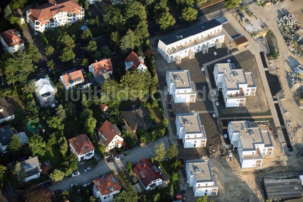 Luftaufnahme Berlin - Baustelle zum Neubau einer Mehrfamilienhaus- Wohnanlage der Schmohl + Sohn Bauunternehmung GmbH an der Sundgauer Straße - Schlettstadter Straße in Berlin Zehlendorf