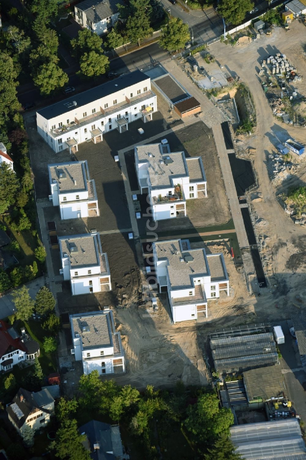 Berlin von oben - Baustelle zum Neubau einer Mehrfamilienhaus- Wohnanlage der Schmohl + Sohn Bauunternehmung GmbH an der Sundgauer Straße - Schlettstadter Straße in Berlin Zehlendorf