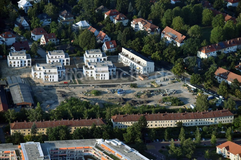 Luftaufnahme Berlin - Baustelle zum Neubau einer Mehrfamilienhaus- Wohnanlage der Schmohl + Sohn Bauunternehmung GmbH an der Sundgauer Straße - Schlettstadter Straße in Berlin Zehlendorf