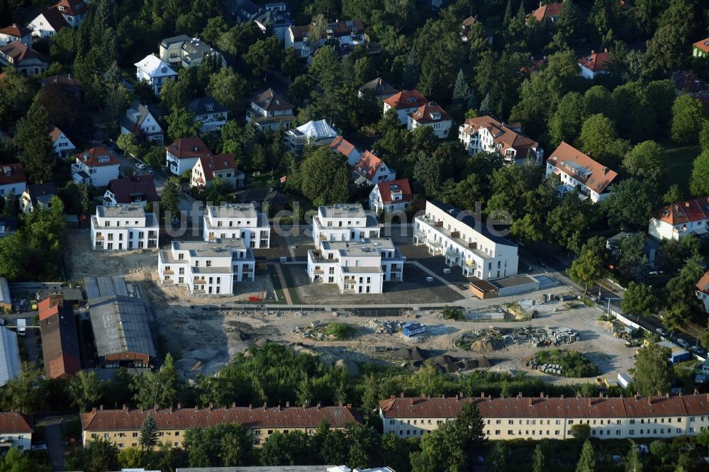 Berlin von oben - Baustelle zum Neubau einer Mehrfamilienhaus- Wohnanlage der Schmohl + Sohn Bauunternehmung GmbH an der Sundgauer Straße - Schlettstadter Straße in Berlin Zehlendorf