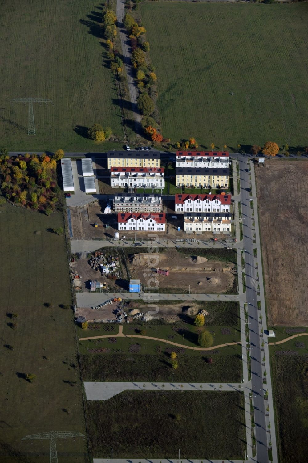 Schönefeld aus der Vogelperspektive: Baustelle zum Neubau einer Mehrfamilienhaus-Wohnanlage in Schönefeld im Bundesland Brandenburg