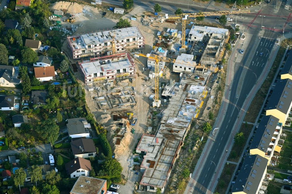 Luftaufnahme Berlin - Baustelle zum Neubau einer Mehrfamilienhaus-Wohnanlage Schönefelder Chaussee Ecke Wegedornstraße im Ortsteil Altglienicke in Berlin, Deutschland