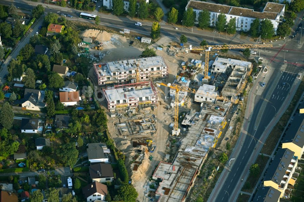 Berlin von oben - Baustelle zum Neubau einer Mehrfamilienhaus-Wohnanlage Schönefelder Chaussee Ecke Wegedornstraße im Ortsteil Altglienicke in Berlin, Deutschland