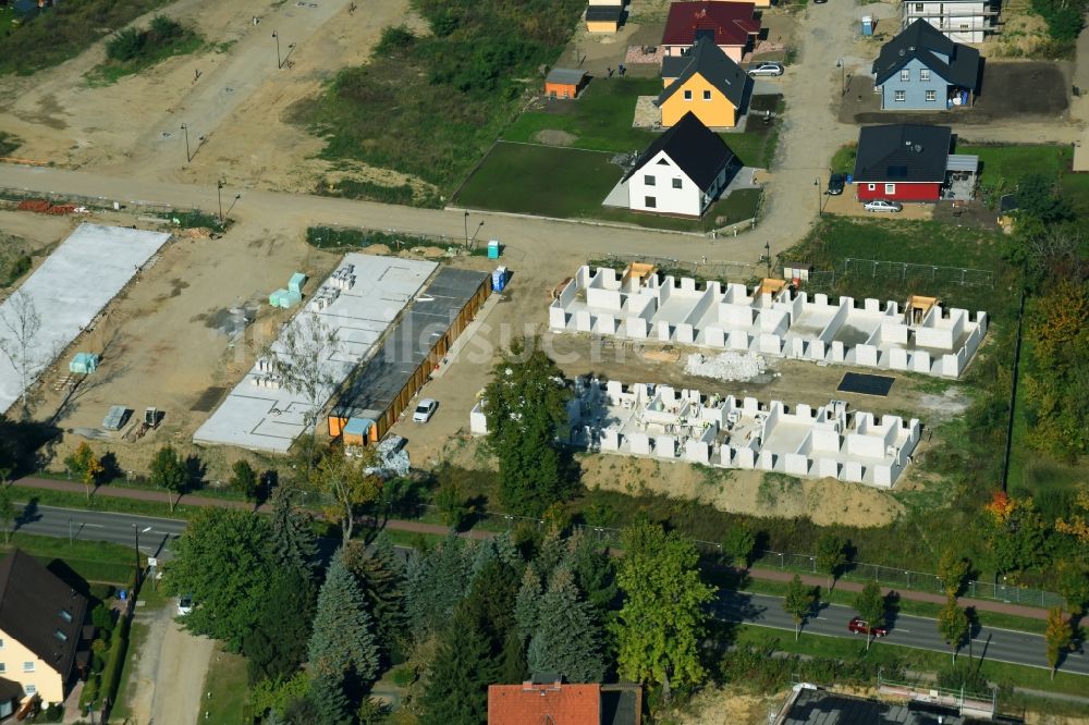 Bernau von oben - Baustelle zum Neubau einer Mehrfamilienhaus-Wohnanlage Schönower Chaussee Ecke Konrad-Zuse-Straße in Bernau im Bundesland Brandenburg, Deutschland