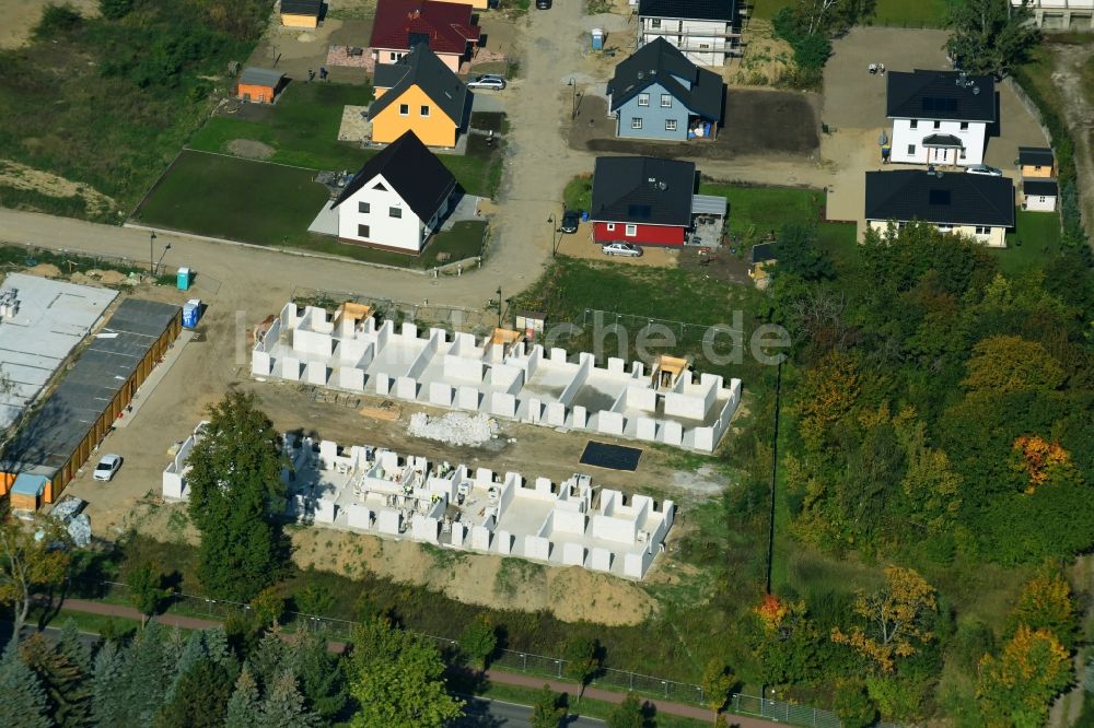 Bernau aus der Vogelperspektive: Baustelle zum Neubau einer Mehrfamilienhaus-Wohnanlage Schönower Chaussee Ecke Konrad-Zuse-Straße in Bernau im Bundesland Brandenburg, Deutschland