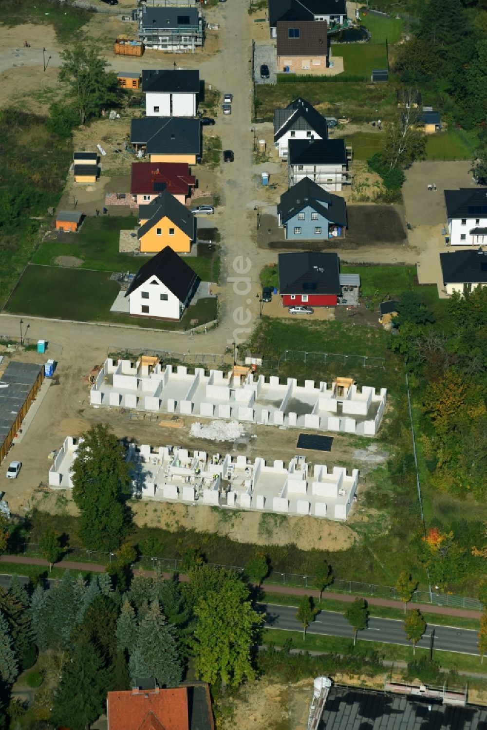 Luftbild Bernau - Baustelle zum Neubau einer Mehrfamilienhaus-Wohnanlage Schönower Chaussee Ecke Konrad-Zuse-Straße in Bernau im Bundesland Brandenburg, Deutschland