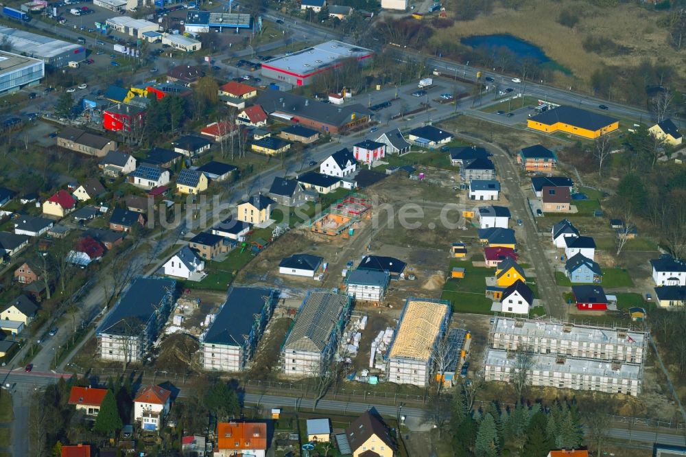 Bernau aus der Vogelperspektive: Baustelle zum Neubau einer Mehrfamilienhaus-Wohnanlage Schönower Chaussee Ecke Konrad-Zuse-Straße in Bernau im Bundesland Brandenburg, Deutschland