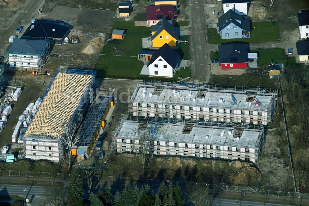 Bernau von oben - Baustelle zum Neubau einer Mehrfamilienhaus-Wohnanlage Schönower Chaussee Ecke Konrad-Zuse-Straße in Bernau im Bundesland Brandenburg, Deutschland