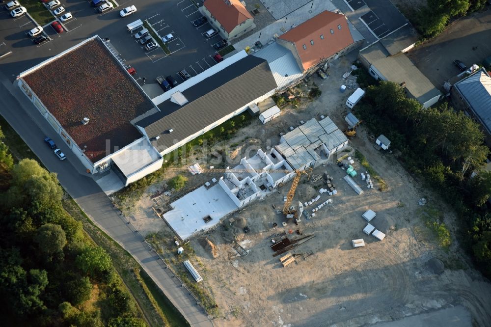 Luftbild Berlin - Baustelle zum Neubau einer Mehrfamilienhaus-Wohnanlage An der Schule im Stadtteil Mahlsdorf in Berlin