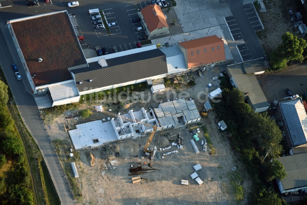 Luftaufnahme Berlin - Baustelle zum Neubau einer Mehrfamilienhaus-Wohnanlage An der Schule im Stadtteil Mahlsdorf in Berlin