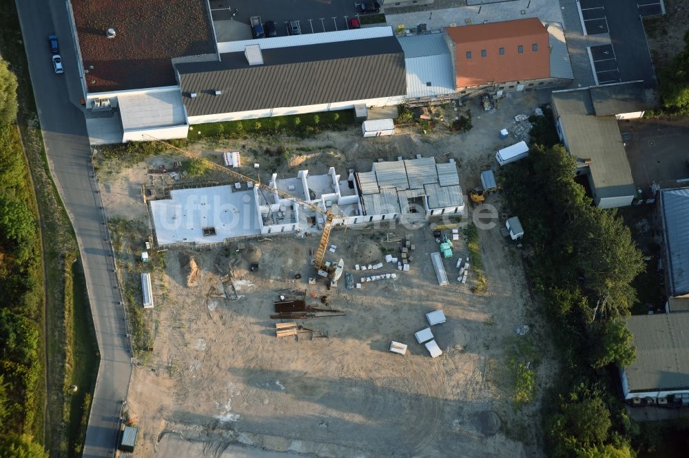 Berlin von oben - Baustelle zum Neubau einer Mehrfamilienhaus-Wohnanlage An der Schule im Stadtteil Mahlsdorf in Berlin