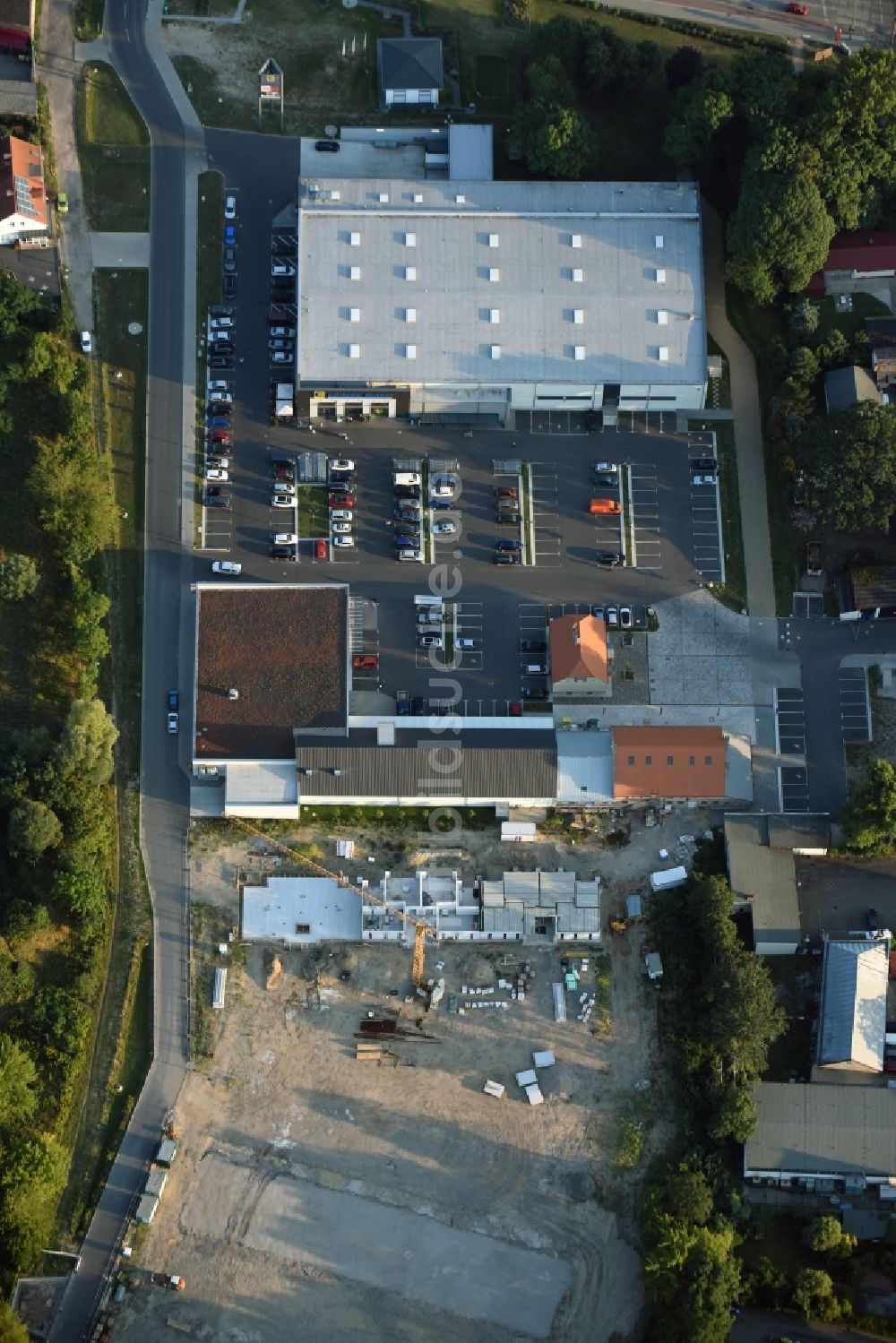 Berlin aus der Vogelperspektive: Baustelle zum Neubau einer Mehrfamilienhaus-Wohnanlage An der Schule im Stadtteil Mahlsdorf in Berlin