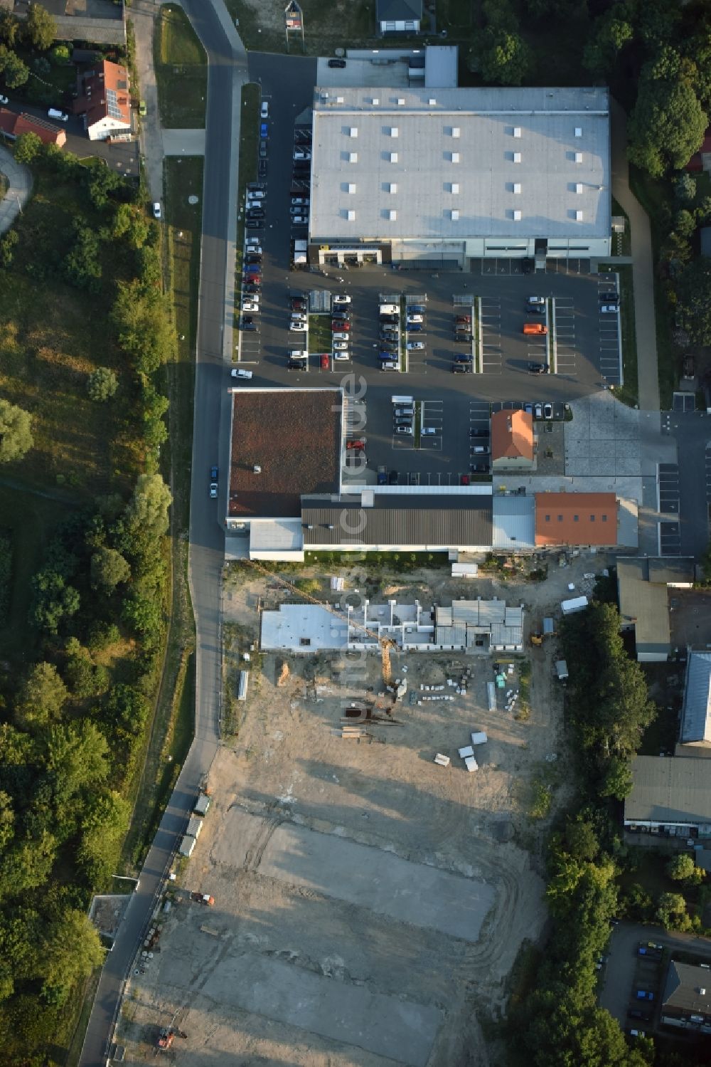 Luftbild Berlin - Baustelle zum Neubau einer Mehrfamilienhaus-Wohnanlage An der Schule im Stadtteil Mahlsdorf in Berlin