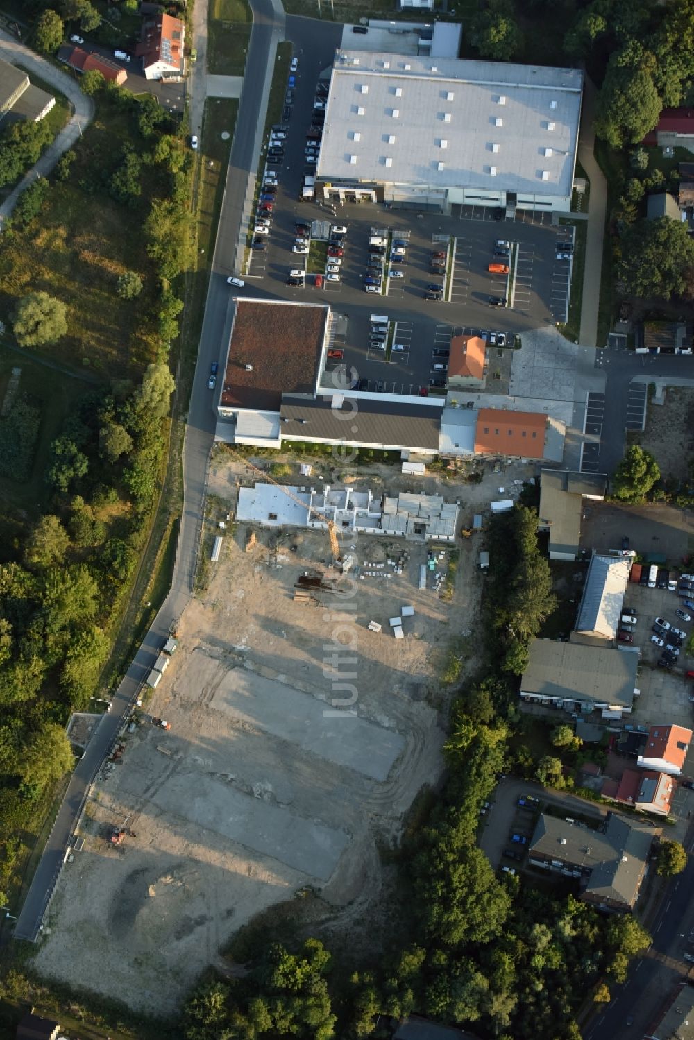 Luftaufnahme Berlin - Baustelle zum Neubau einer Mehrfamilienhaus-Wohnanlage An der Schule im Stadtteil Mahlsdorf in Berlin