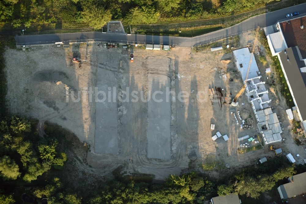 Berlin von oben - Baustelle zum Neubau einer Mehrfamilienhaus-Wohnanlage An der Schule im Stadtteil Mahlsdorf in Berlin