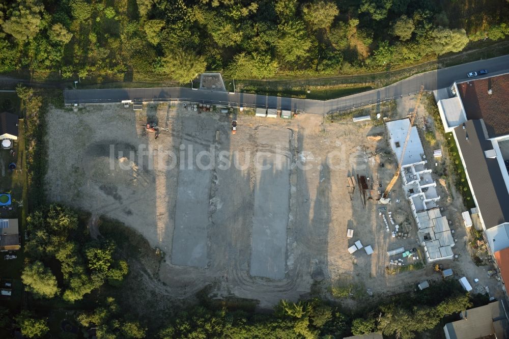 Berlin aus der Vogelperspektive: Baustelle zum Neubau einer Mehrfamilienhaus-Wohnanlage An der Schule im Stadtteil Mahlsdorf in Berlin