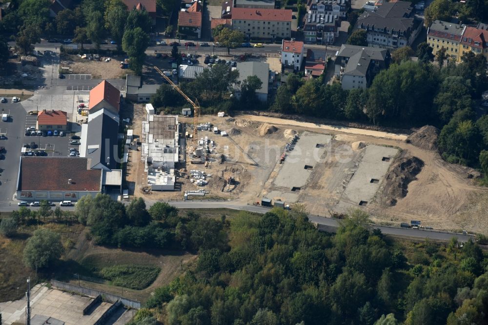 Berlin von oben - Baustelle zum Neubau einer Mehrfamilienhaus-Wohnanlage An der Schule im Stadtteil Mahlsdorf in Berlin