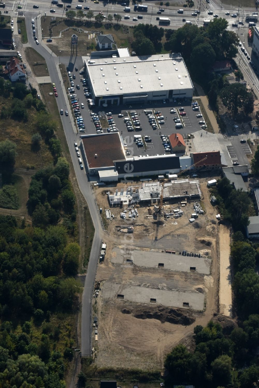 Berlin aus der Vogelperspektive: Baustelle zum Neubau einer Mehrfamilienhaus-Wohnanlage An der Schule im Stadtteil Mahlsdorf in Berlin