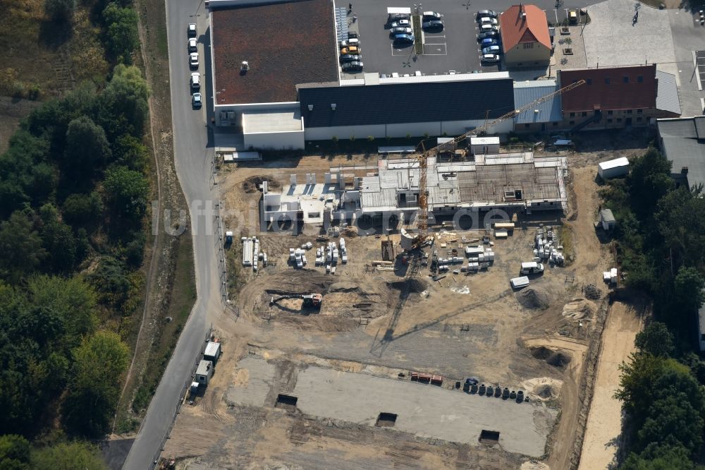 Luftaufnahme Berlin - Baustelle zum Neubau einer Mehrfamilienhaus-Wohnanlage An der Schule im Stadtteil Mahlsdorf in Berlin