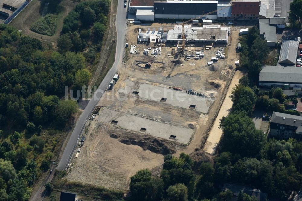 Berlin von oben - Baustelle zum Neubau einer Mehrfamilienhaus-Wohnanlage An der Schule im Stadtteil Mahlsdorf in Berlin