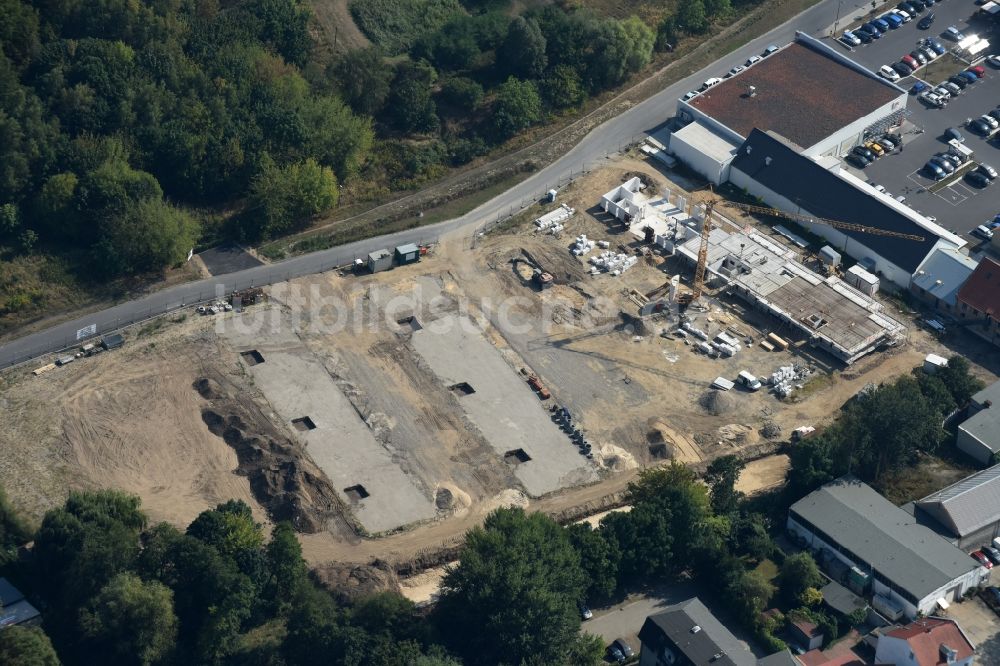 Berlin aus der Vogelperspektive: Baustelle zum Neubau einer Mehrfamilienhaus-Wohnanlage An der Schule im Stadtteil Mahlsdorf in Berlin