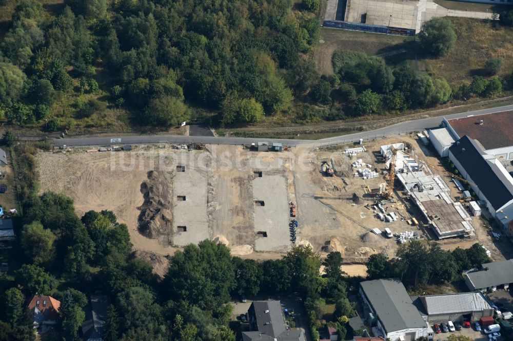 Luftbild Berlin - Baustelle zum Neubau einer Mehrfamilienhaus-Wohnanlage An der Schule im Stadtteil Mahlsdorf in Berlin