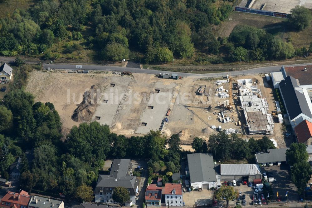 Luftaufnahme Berlin - Baustelle zum Neubau einer Mehrfamilienhaus-Wohnanlage An der Schule im Stadtteil Mahlsdorf in Berlin