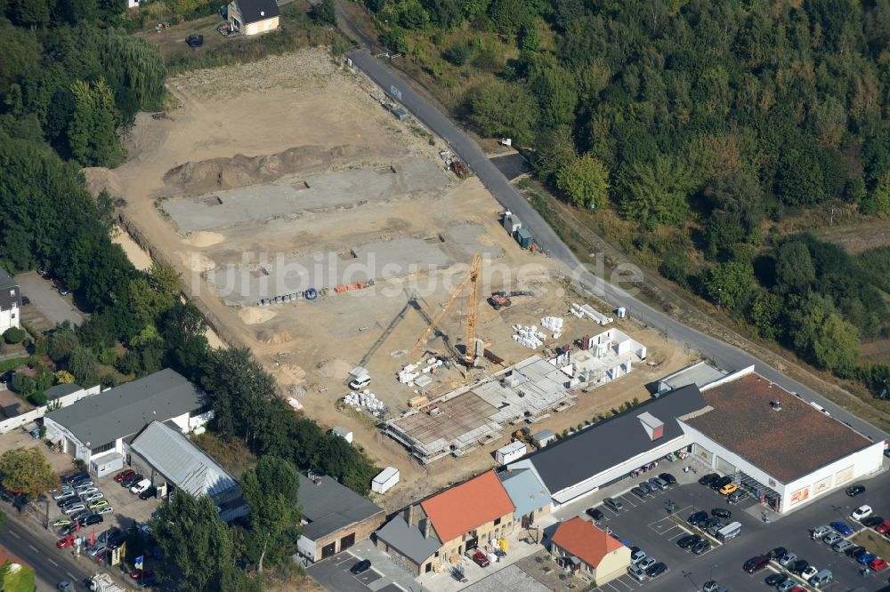 Berlin von oben - Baustelle zum Neubau einer Mehrfamilienhaus-Wohnanlage An der Schule im Stadtteil Mahlsdorf in Berlin