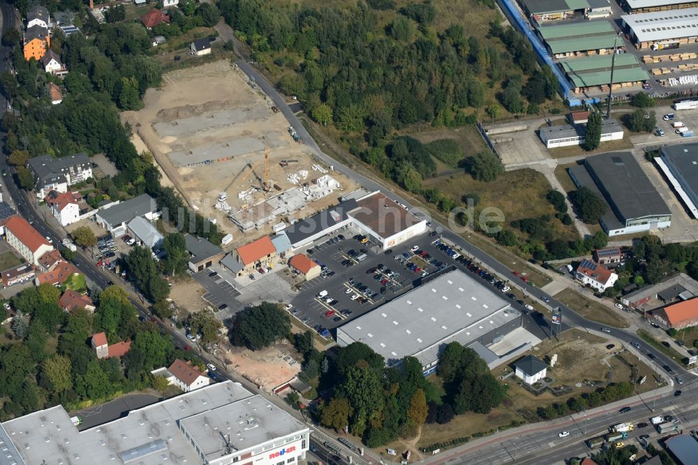 Berlin aus der Vogelperspektive: Baustelle zum Neubau einer Mehrfamilienhaus-Wohnanlage An der Schule im Stadtteil Mahlsdorf in Berlin