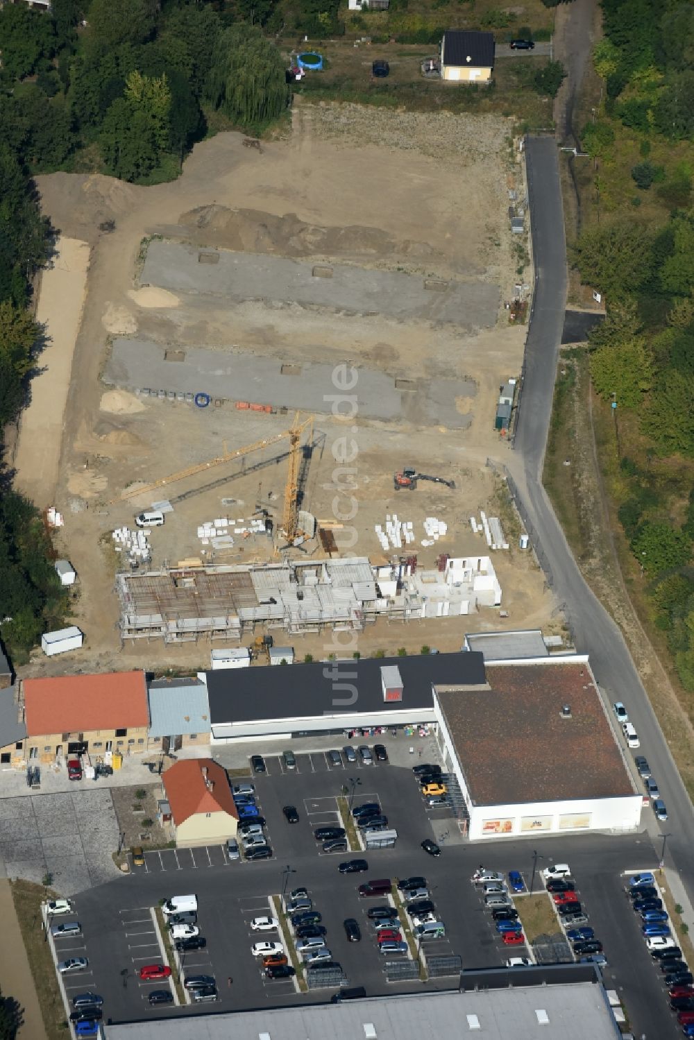 Luftaufnahme Berlin - Baustelle zum Neubau einer Mehrfamilienhaus-Wohnanlage An der Schule im Stadtteil Mahlsdorf in Berlin