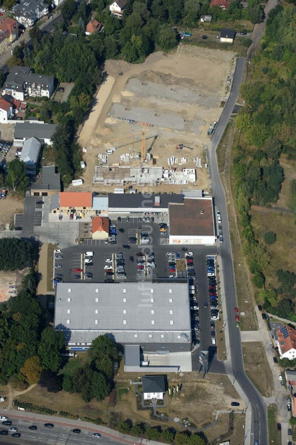 Berlin von oben - Baustelle zum Neubau einer Mehrfamilienhaus-Wohnanlage An der Schule im Stadtteil Mahlsdorf in Berlin