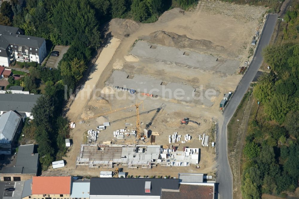 Berlin aus der Vogelperspektive: Baustelle zum Neubau einer Mehrfamilienhaus-Wohnanlage An der Schule im Stadtteil Mahlsdorf in Berlin