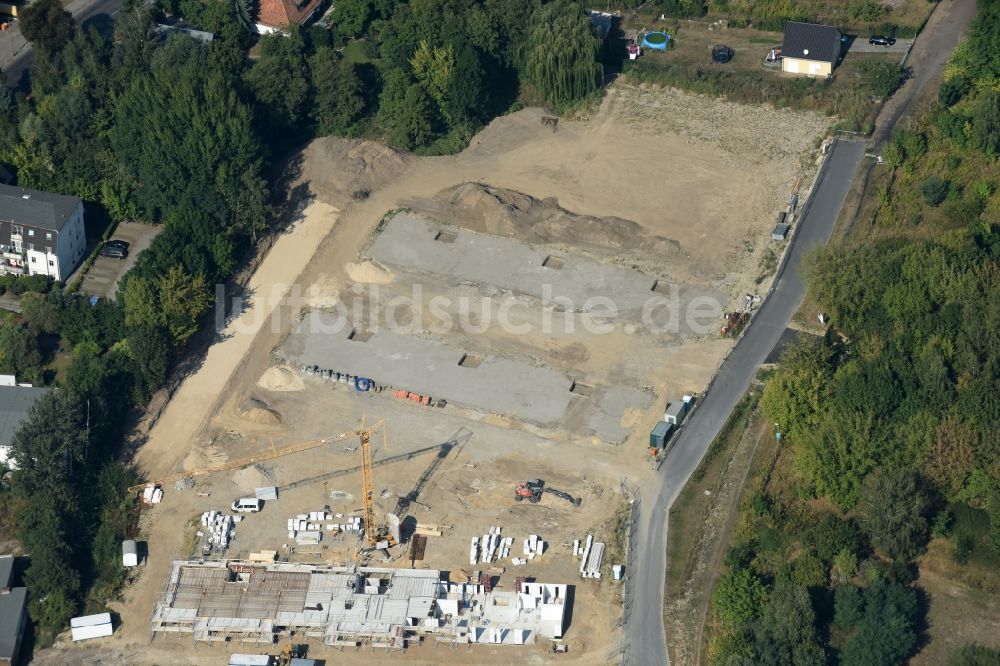 Luftbild Berlin - Baustelle zum Neubau einer Mehrfamilienhaus-Wohnanlage An der Schule im Stadtteil Mahlsdorf in Berlin