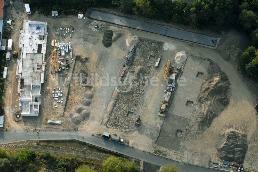 Luftaufnahme Berlin - Baustelle zum Neubau einer Mehrfamilienhaus-Wohnanlage An der Schule im Stadtteil Mahlsdorf in Berlin