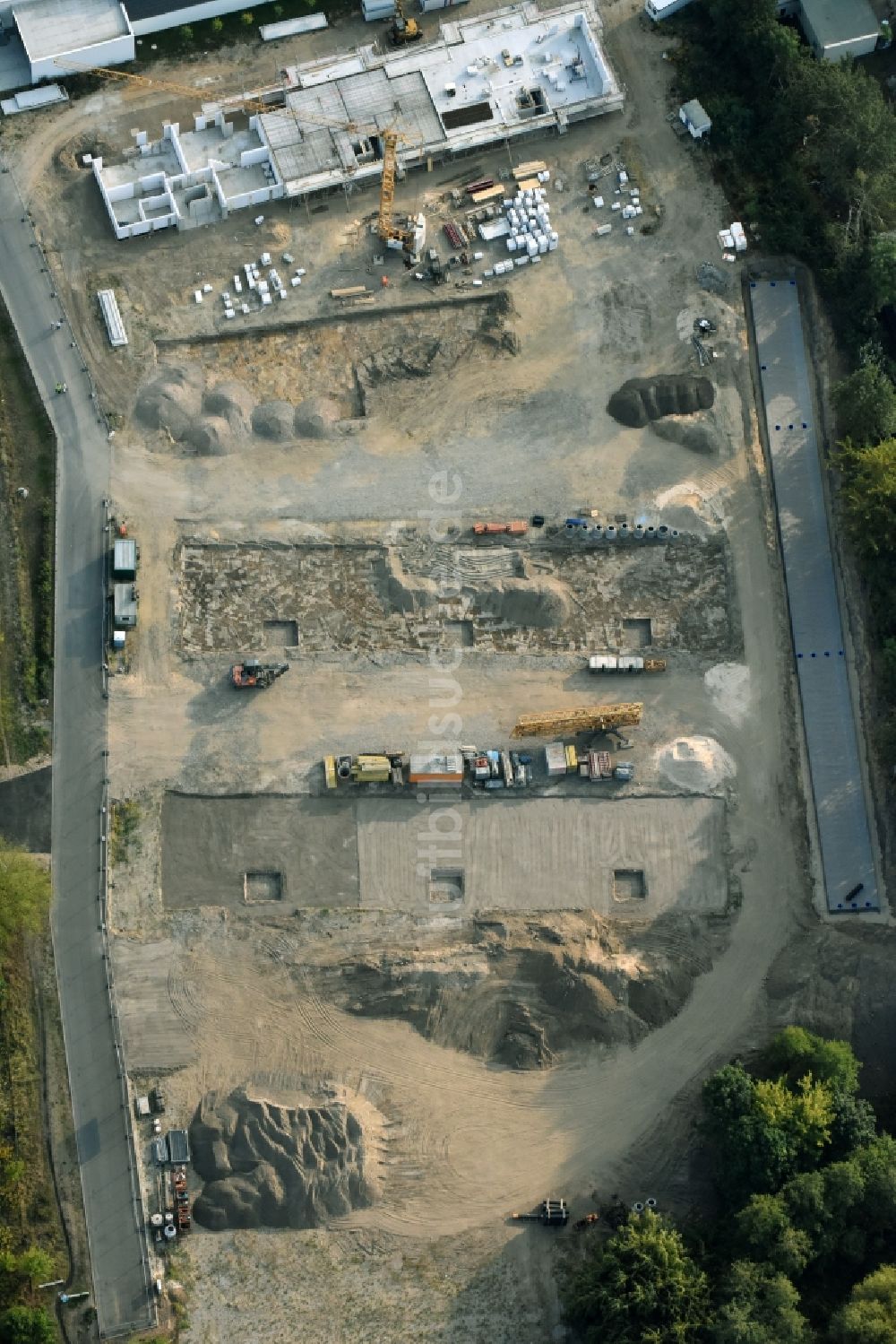 Berlin von oben - Baustelle zum Neubau einer Mehrfamilienhaus-Wohnanlage An der Schule im Stadtteil Mahlsdorf in Berlin