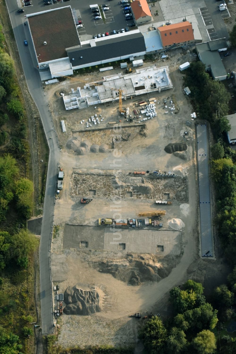 Berlin aus der Vogelperspektive: Baustelle zum Neubau einer Mehrfamilienhaus-Wohnanlage An der Schule im Stadtteil Mahlsdorf in Berlin