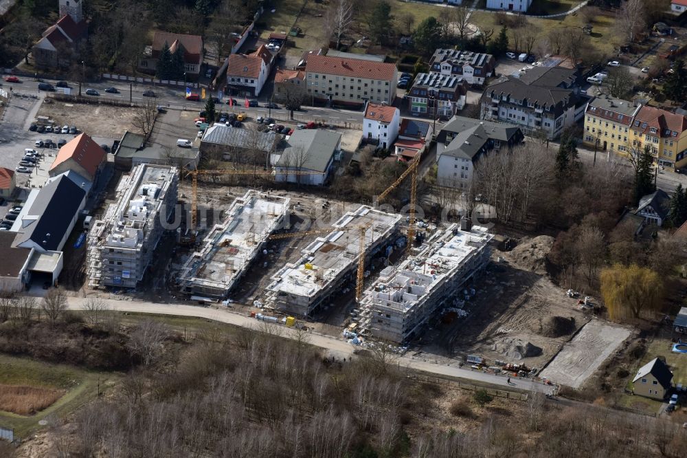 Luftaufnahme Berlin - Baustelle zum Neubau einer Mehrfamilienhaus-Wohnanlage An der Schule im Stadtteil Mahlsdorf in Berlin