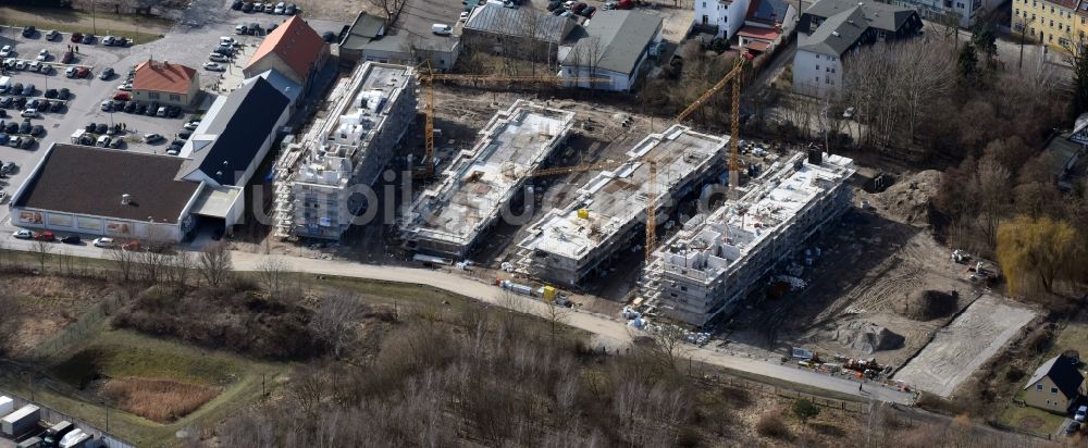 Berlin von oben - Baustelle zum Neubau einer Mehrfamilienhaus-Wohnanlage An der Schule im Stadtteil Mahlsdorf in Berlin