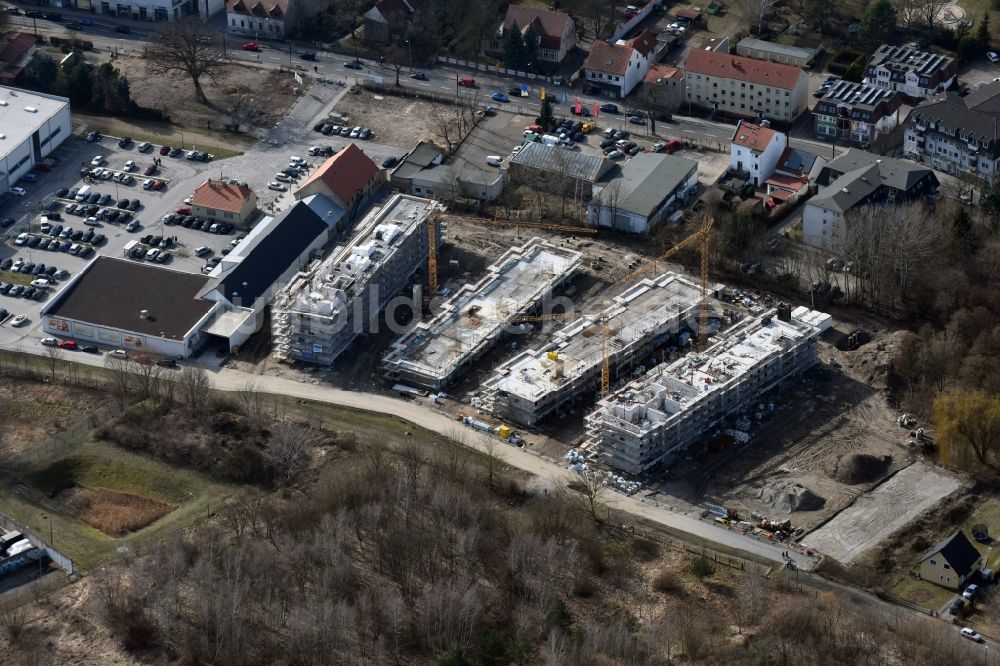 Berlin aus der Vogelperspektive: Baustelle zum Neubau einer Mehrfamilienhaus-Wohnanlage An der Schule im Stadtteil Mahlsdorf in Berlin