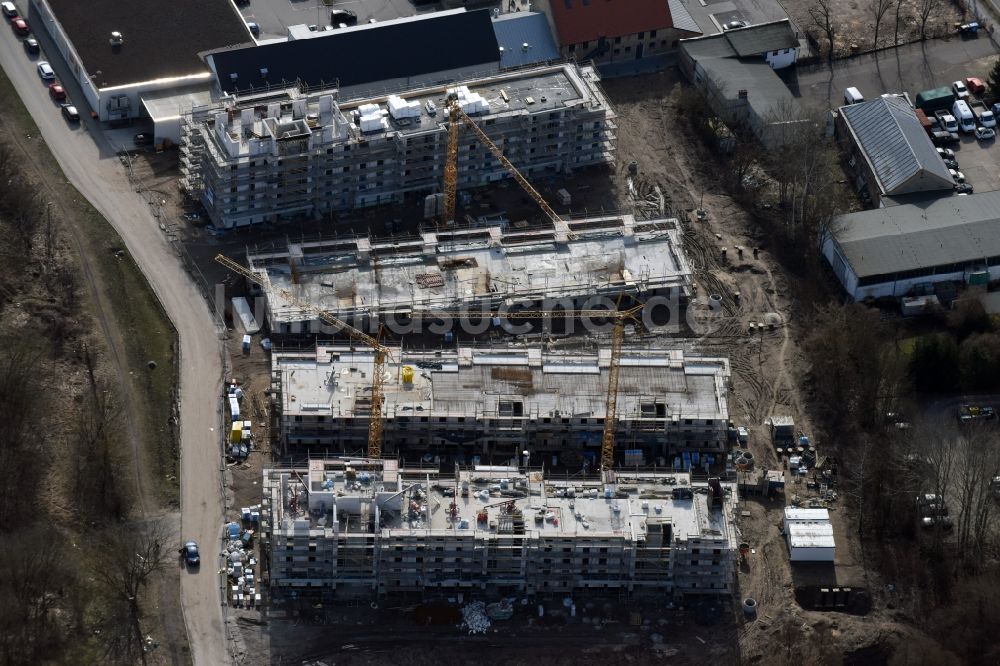 Luftaufnahme Berlin - Baustelle zum Neubau einer Mehrfamilienhaus-Wohnanlage An der Schule im Stadtteil Mahlsdorf in Berlin